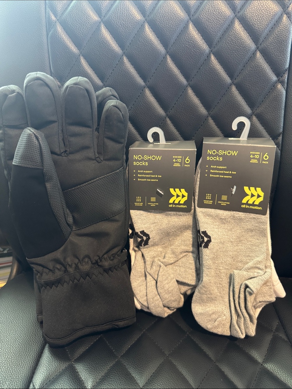 all in motion Black Men’s Winter Gloves with Gray No-Show Socks (2 Pack)